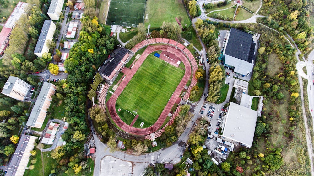 Veduta aerea dello stadio di calcio, condomini e strade in città, Banska Bystrica, Slovacchia.