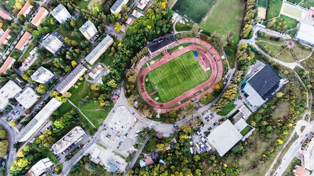 Luftaufnahme des Fußballstadions, der Wohnhäuser und Straßen in der Stadt, Banska Bystrica, Slowakei.