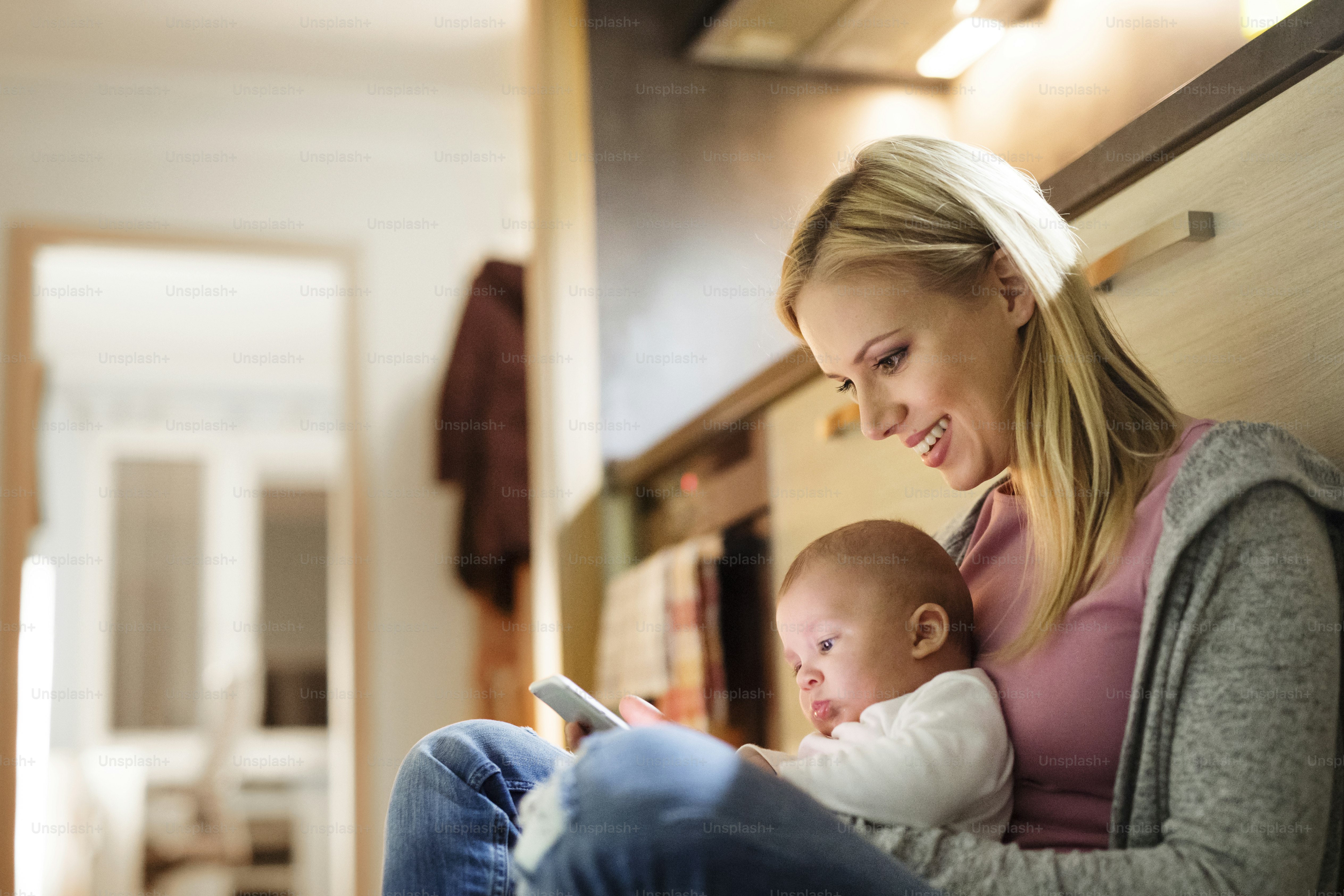 Foto Hermosa joven madre rubia en casa con su pequeño hijo en los ...