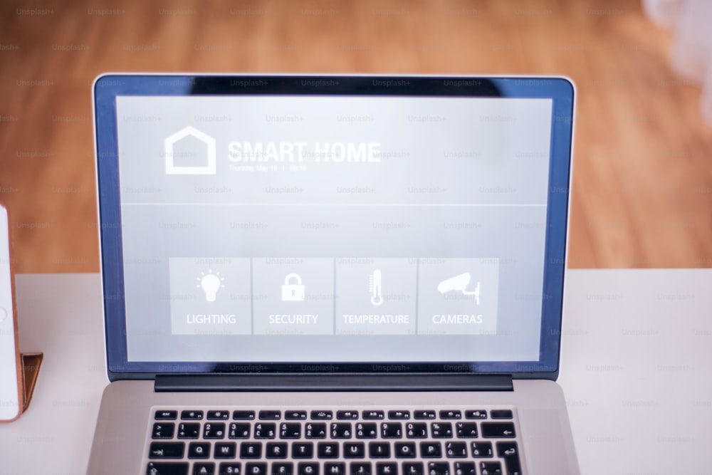 Ein Laptop mit Smart-Home-Steuerungssystem. Ein Tablet mit Smart-Home-Steuerung.