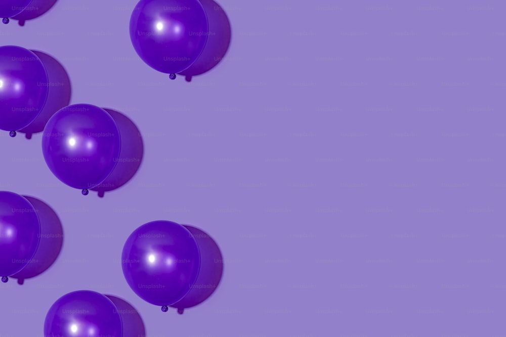 Un gruppo di palloncini viola che fluttuano nell'aria