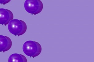 Eine Gruppe lila Luftballons, die in der Luft schweben