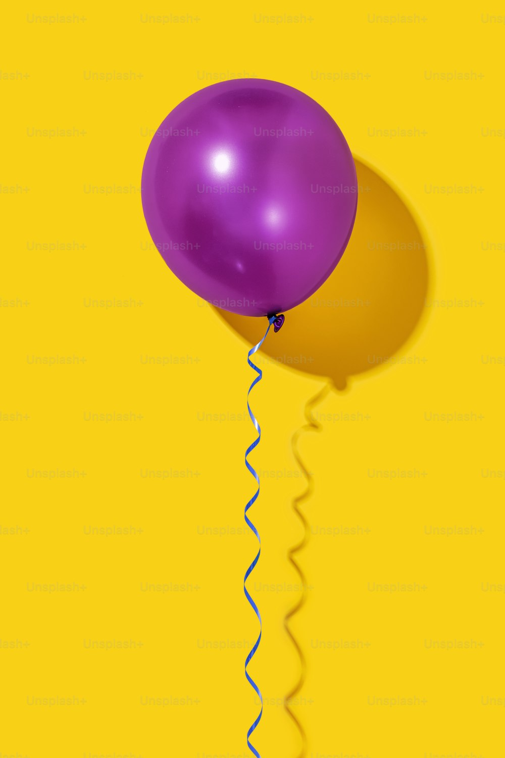 un ballon violet avec une banderole attachée