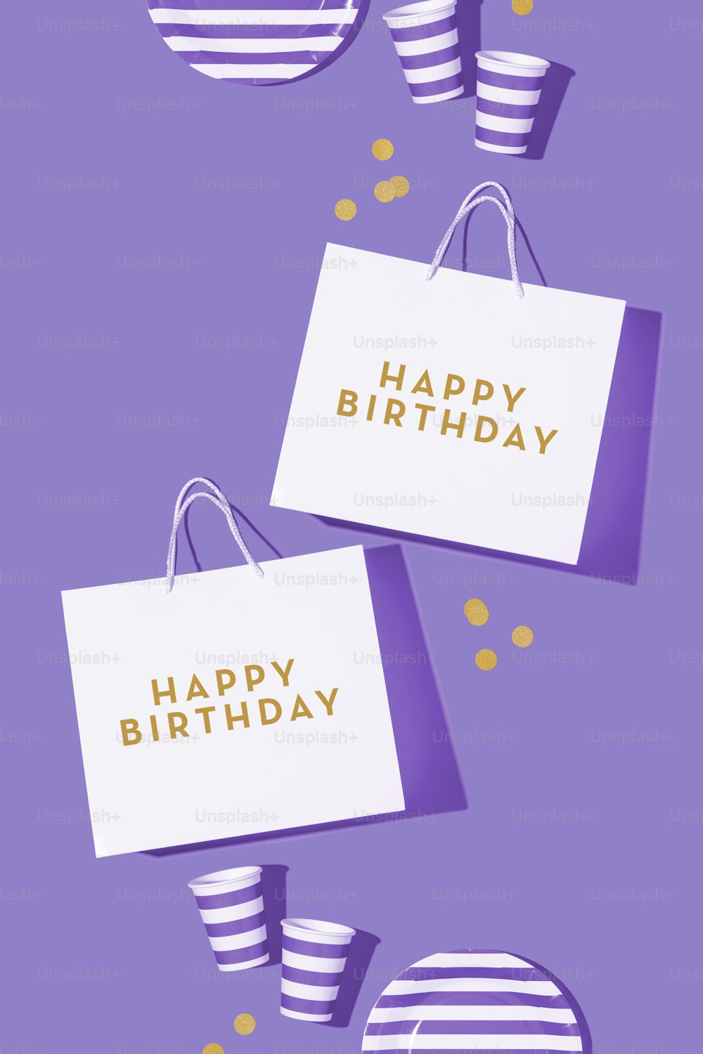 Dos bolsos con feliz cumpleaños escrito en ellos