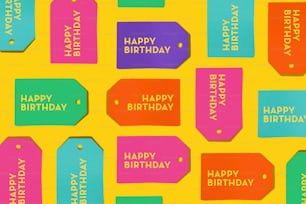 Un tas de tags avec joyeux anniversaire écrit dessus