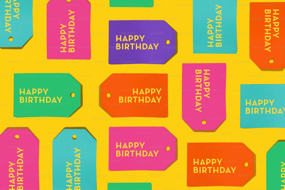 Un montón de etiquetas con feliz cumpleaños escrito en ellas