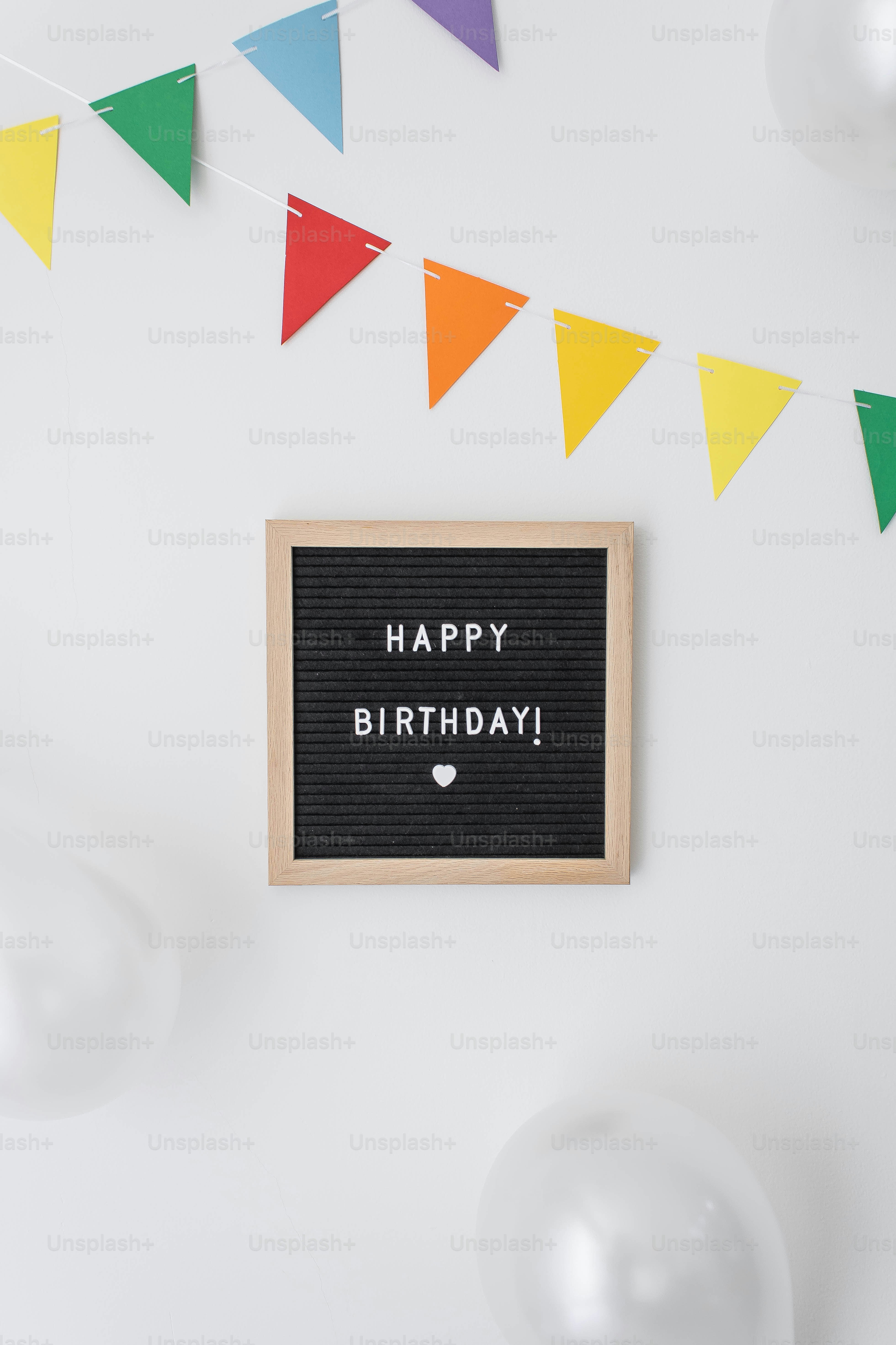 Ein Happy Birthday-Schild, das an einer Wand hängt