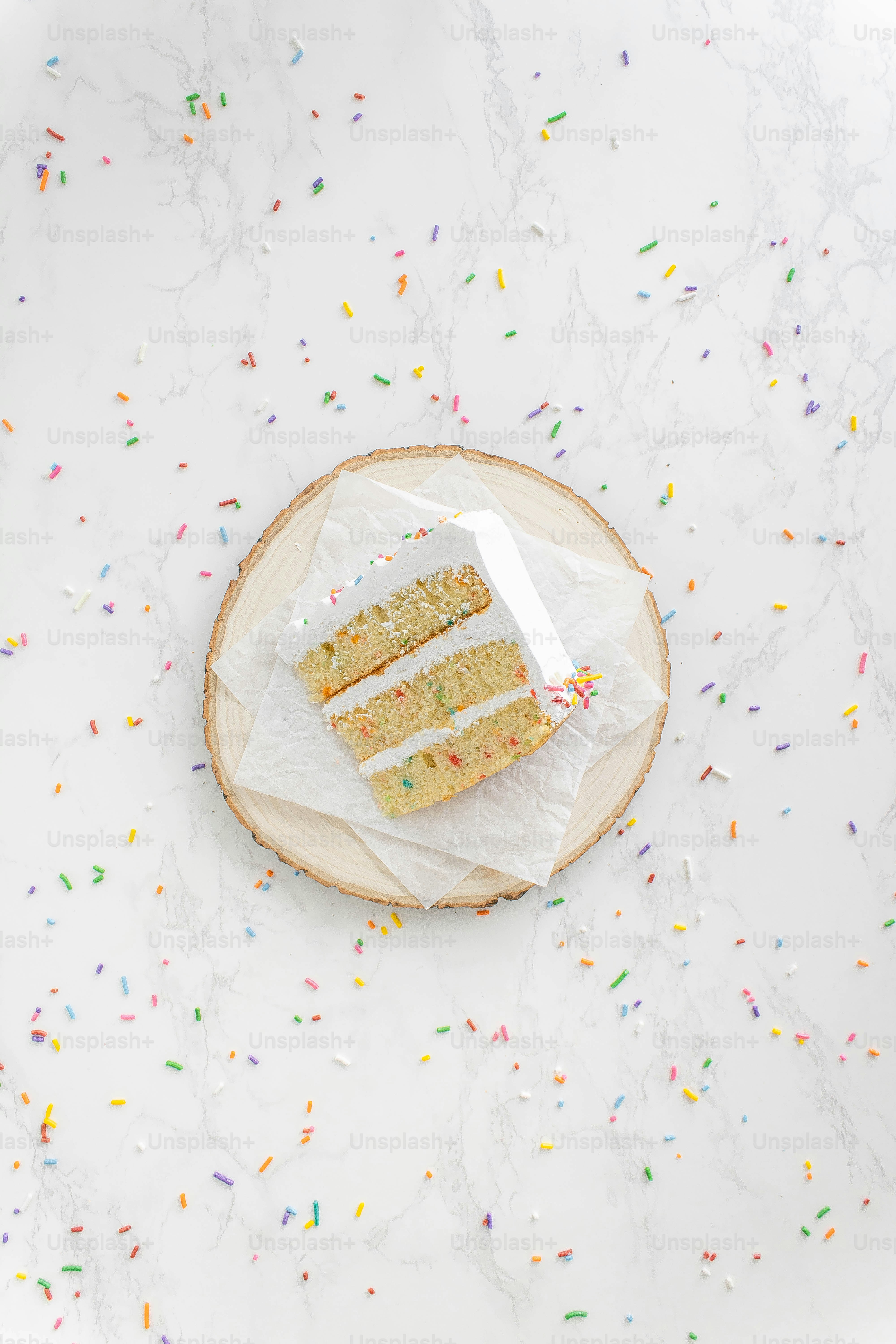 un morceau de gâteau posé sur une assiette en bois