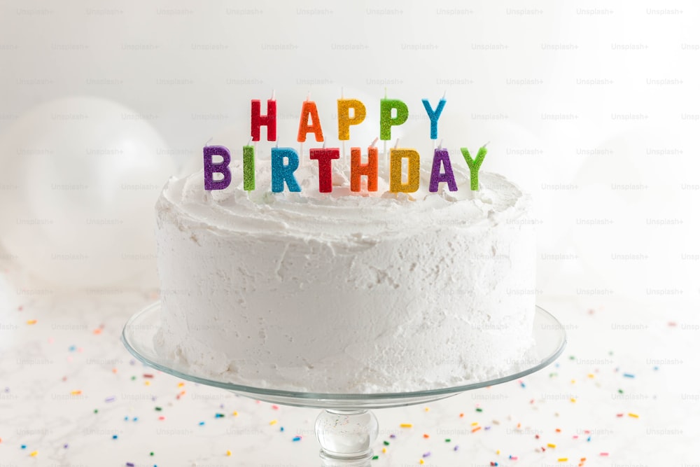 Una torta di compleanno con le candeline che dicono buon