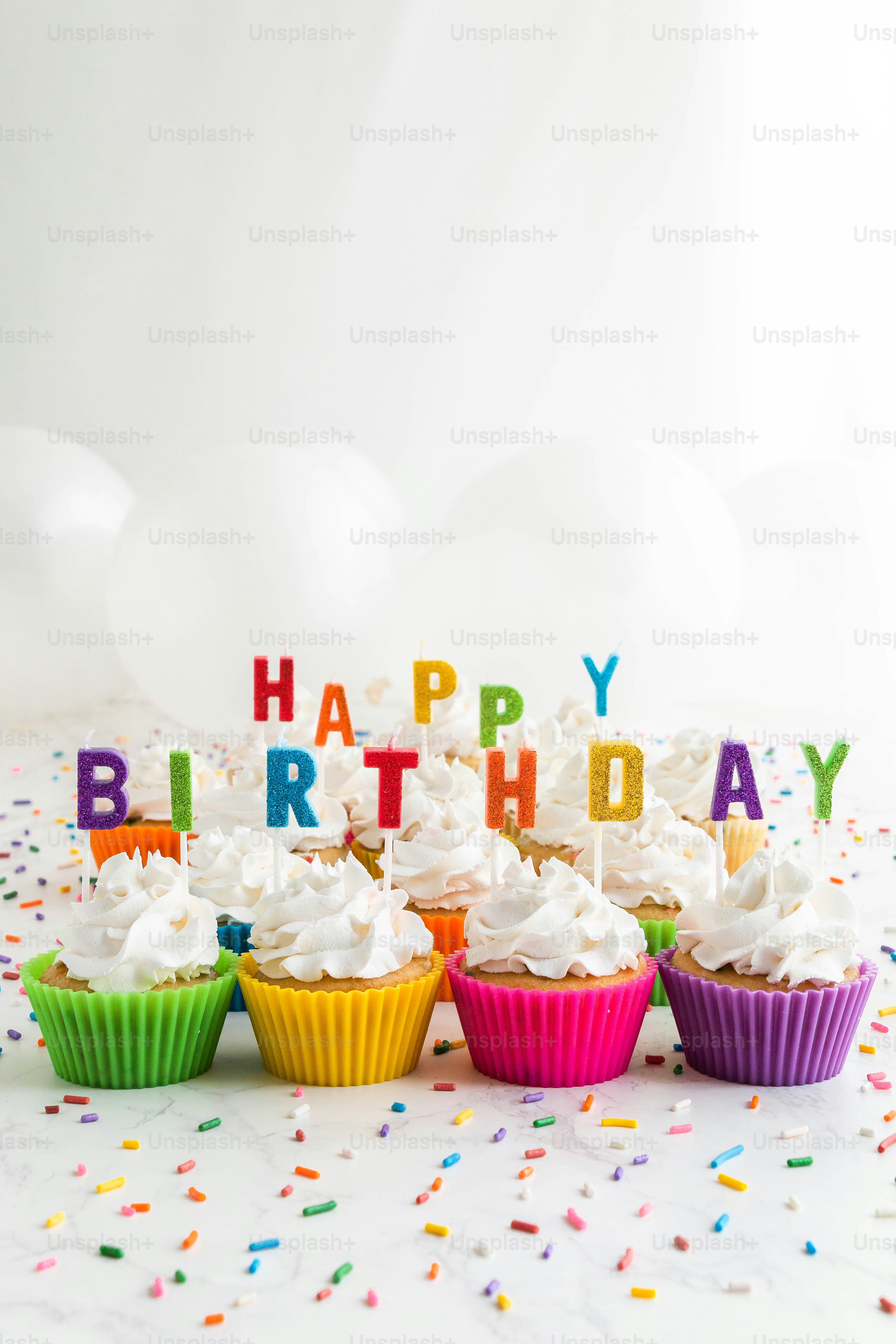 Eine Gruppe von Cupcakes, die auf einem Tisch sitzen