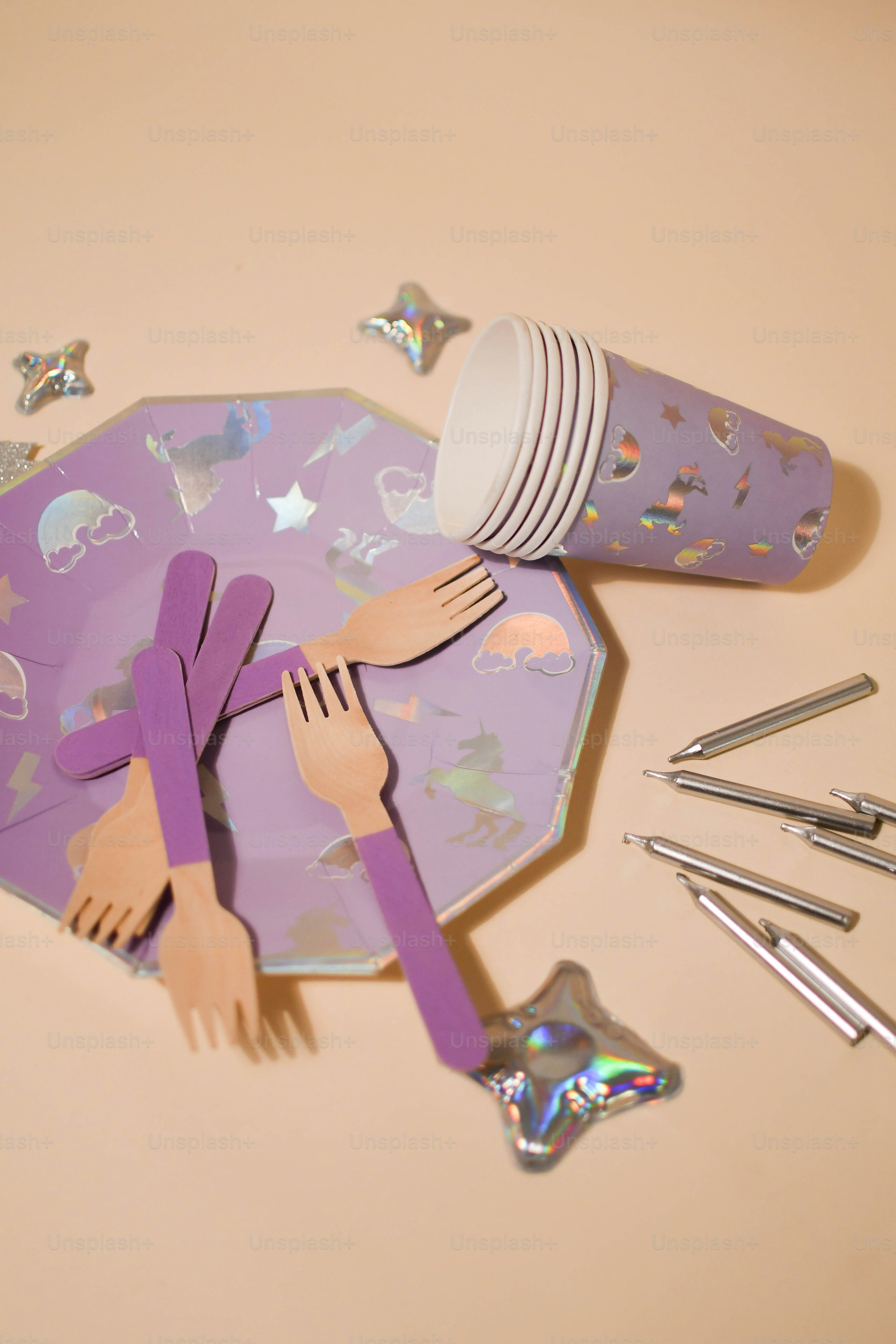 une assiette en papier avec une fourchette et un couteau dessus