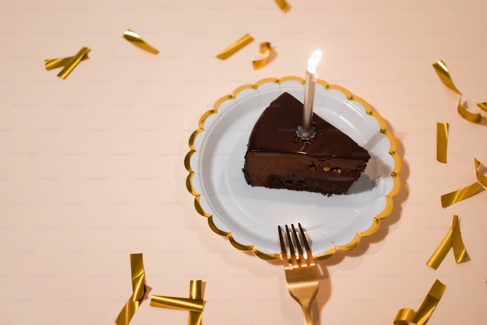 un morceau de gâteau sur une assiette avec une fourchette