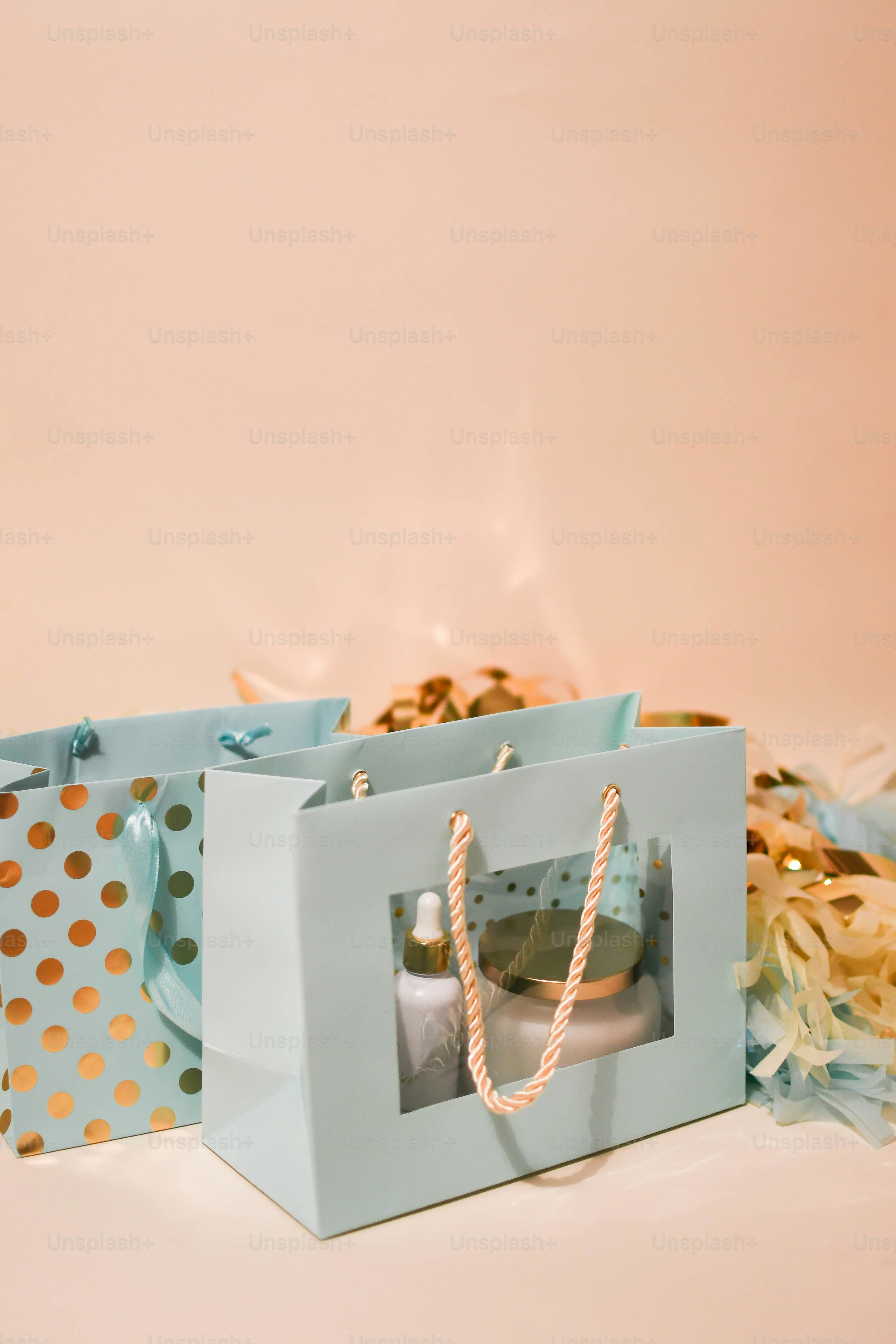 un sac en papier bleu avec une bouteille à l’intérieur