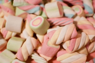 um close up de uma pilha de doces