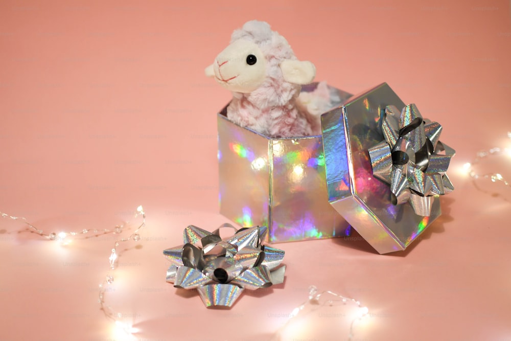 Un animal de peluche sentado dentro de una caja de regalo