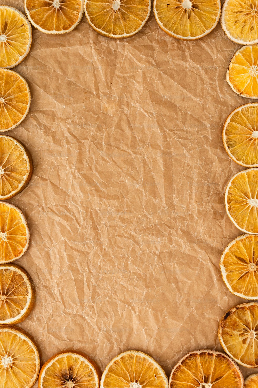 um grupo de laranjas fatiadas dispostas em um retângulo