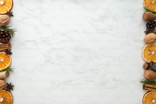 uno sfondo di marmo bianco con arance e pigne