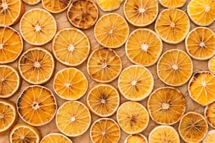 un mazzetto di arance tagliate a metà