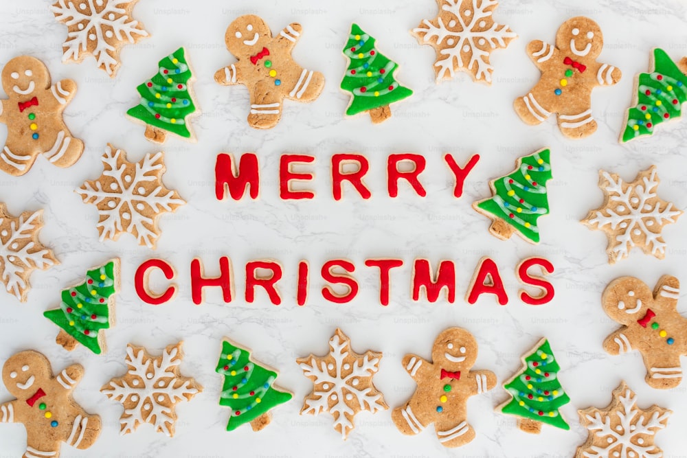 Eine frohe Weihnachtsbotschaft, umgeben von dekorierten Keksen