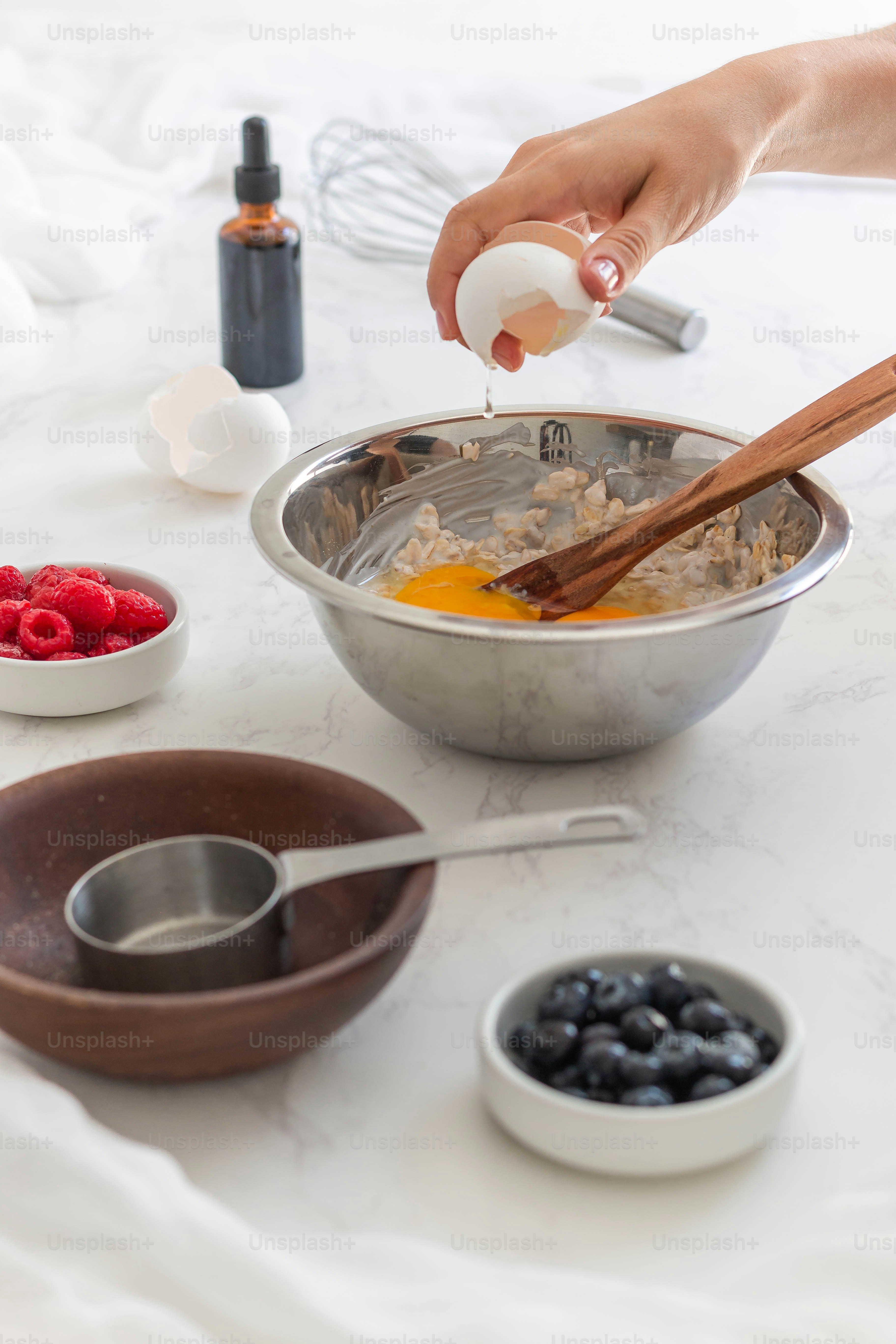 Eine Person gibt Zutaten in eine Schüssel