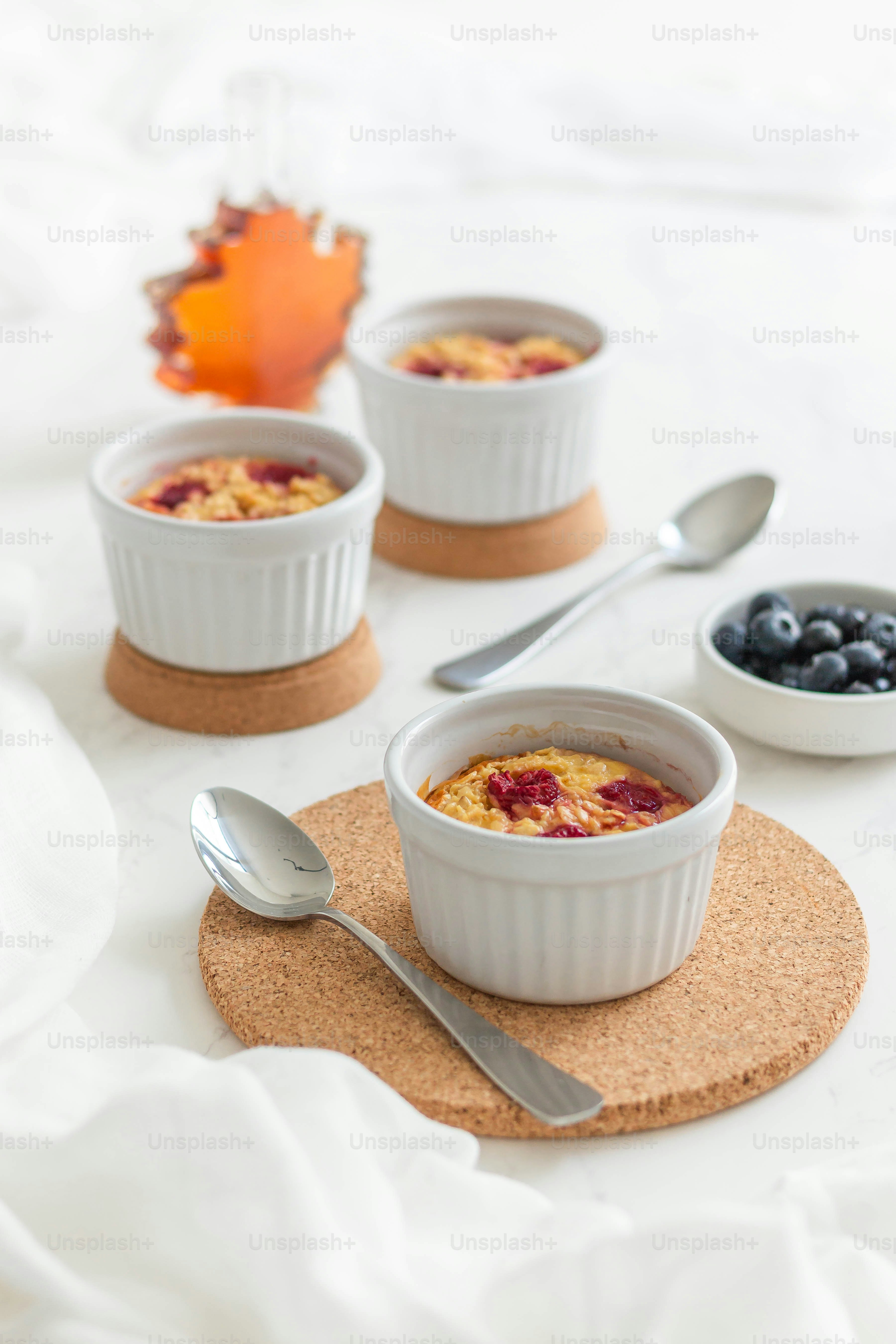 um par de tigelas de comida sentado em cima de uma mesa