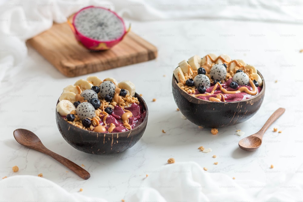 a couple of bowls of food on a table