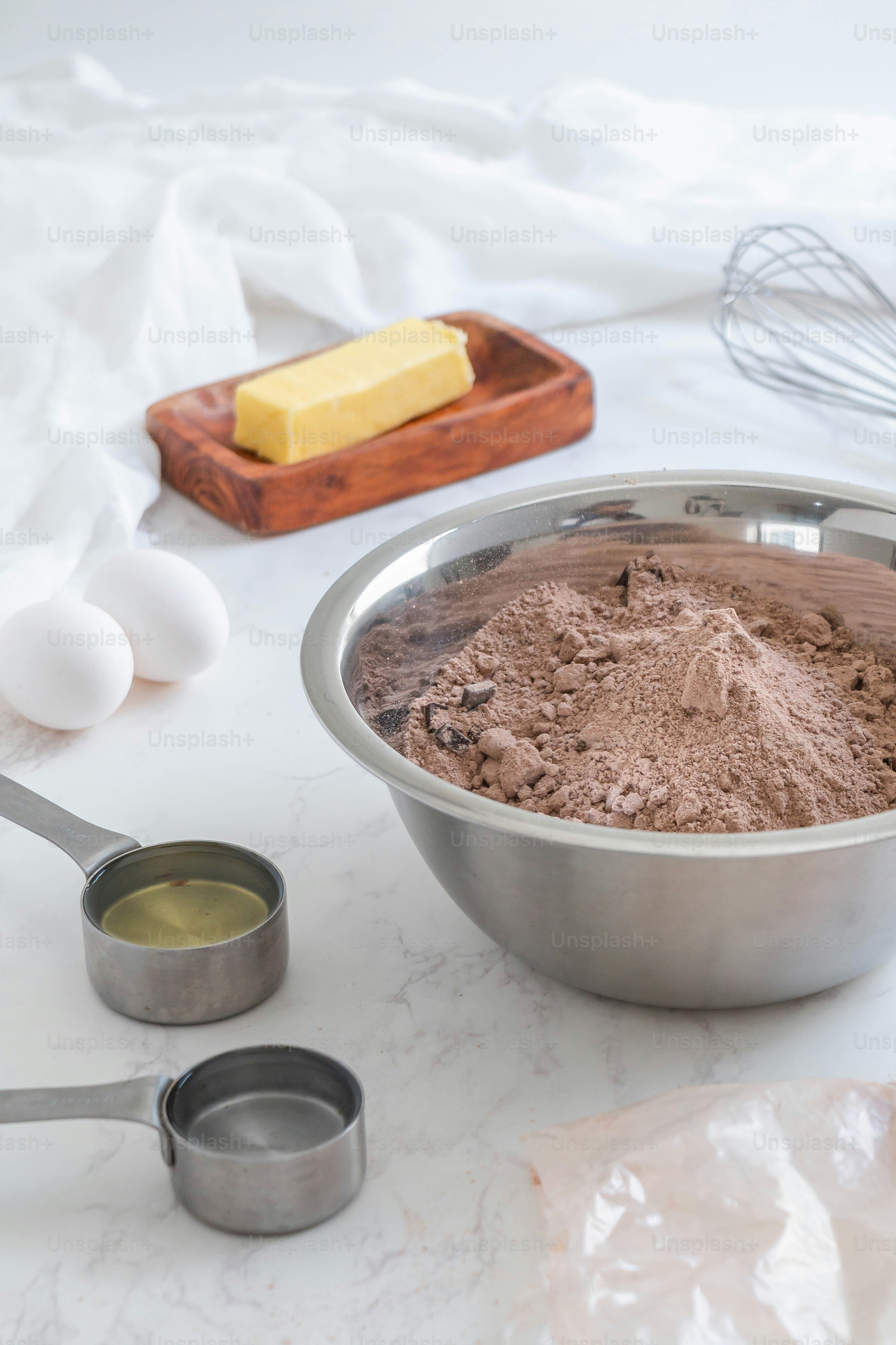 mangkuk logam berisi cokelat dan bahan lainnya