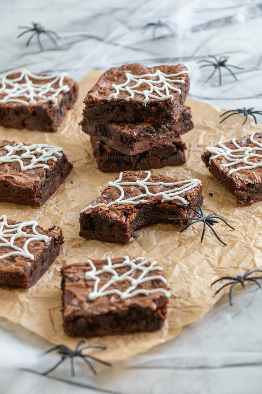 une assiette de brownies avec du glaçage blanc