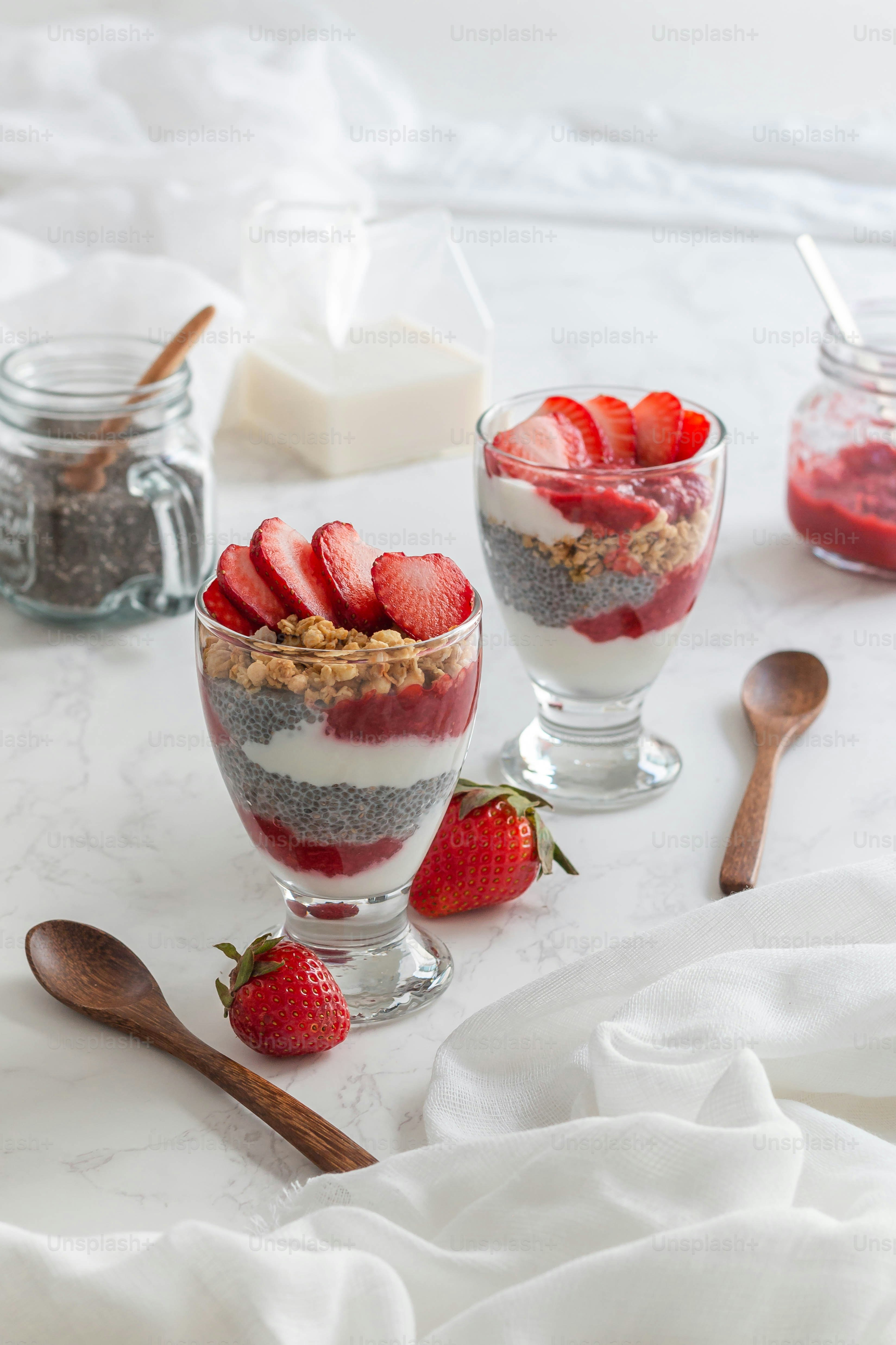 un paio di bicchieri pieni di cibo in cima a un tavolo