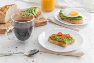 um prato de comida e uma xícara de café em uma mesa