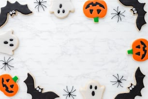 Dekorierte Halloween-Kekse in einem Kreis angeordnet