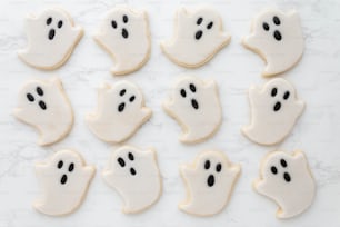 Un montón de galletas que han sido decoradas para parecerse a las caras de fantasma
