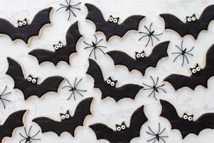 galletas decoradas con glaseado negro y murciélagos decorados