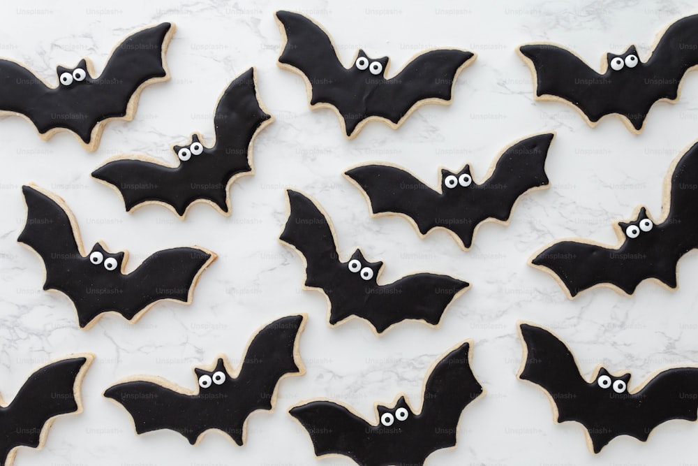 biscuits décorés avec glaçage noir et chauves-souris décorées