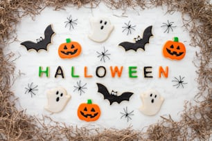 ein dekorierter Keks mit Halloween-Dekoration darauf