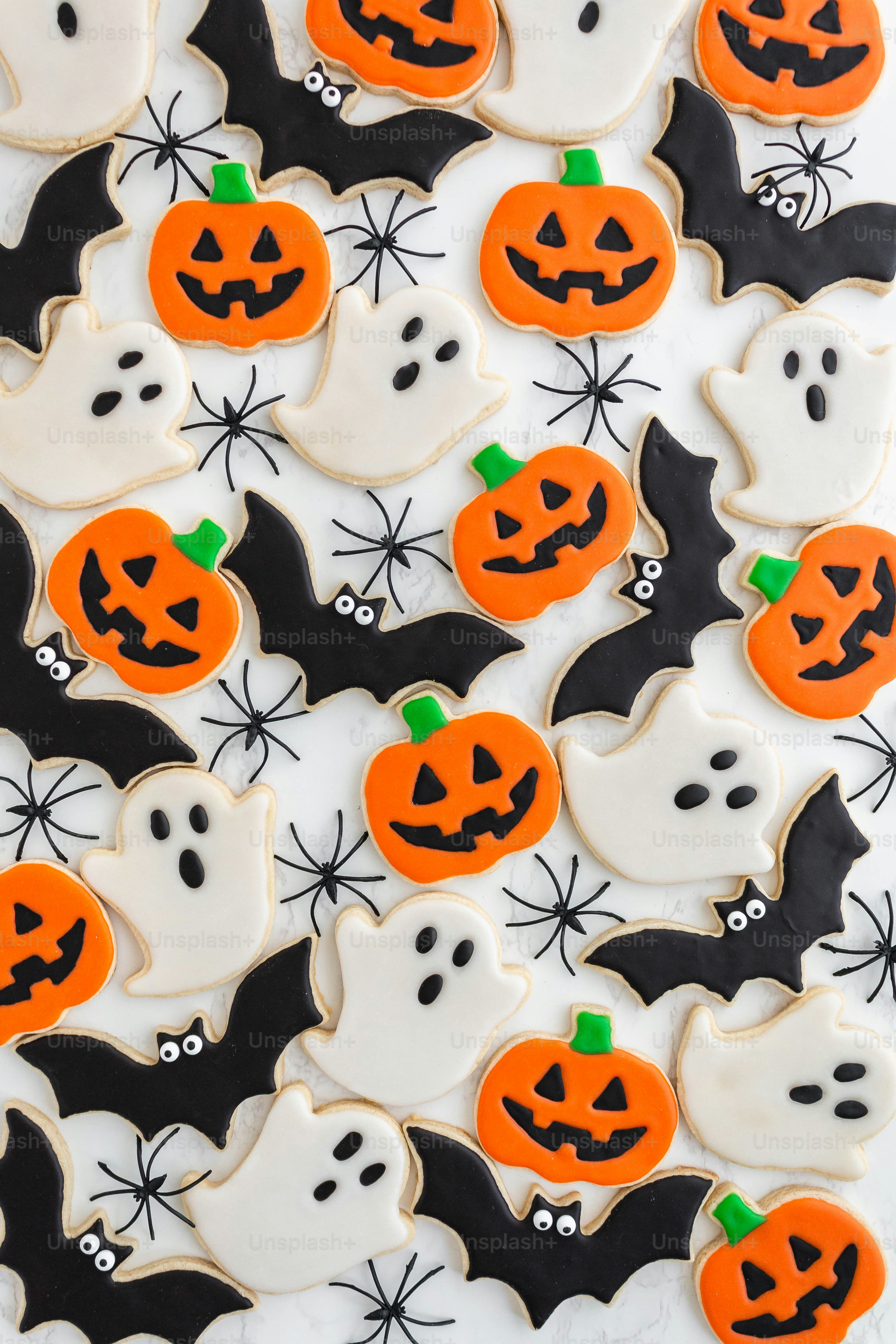 Un piatto di biscotti di Halloween decorati su un tavolo