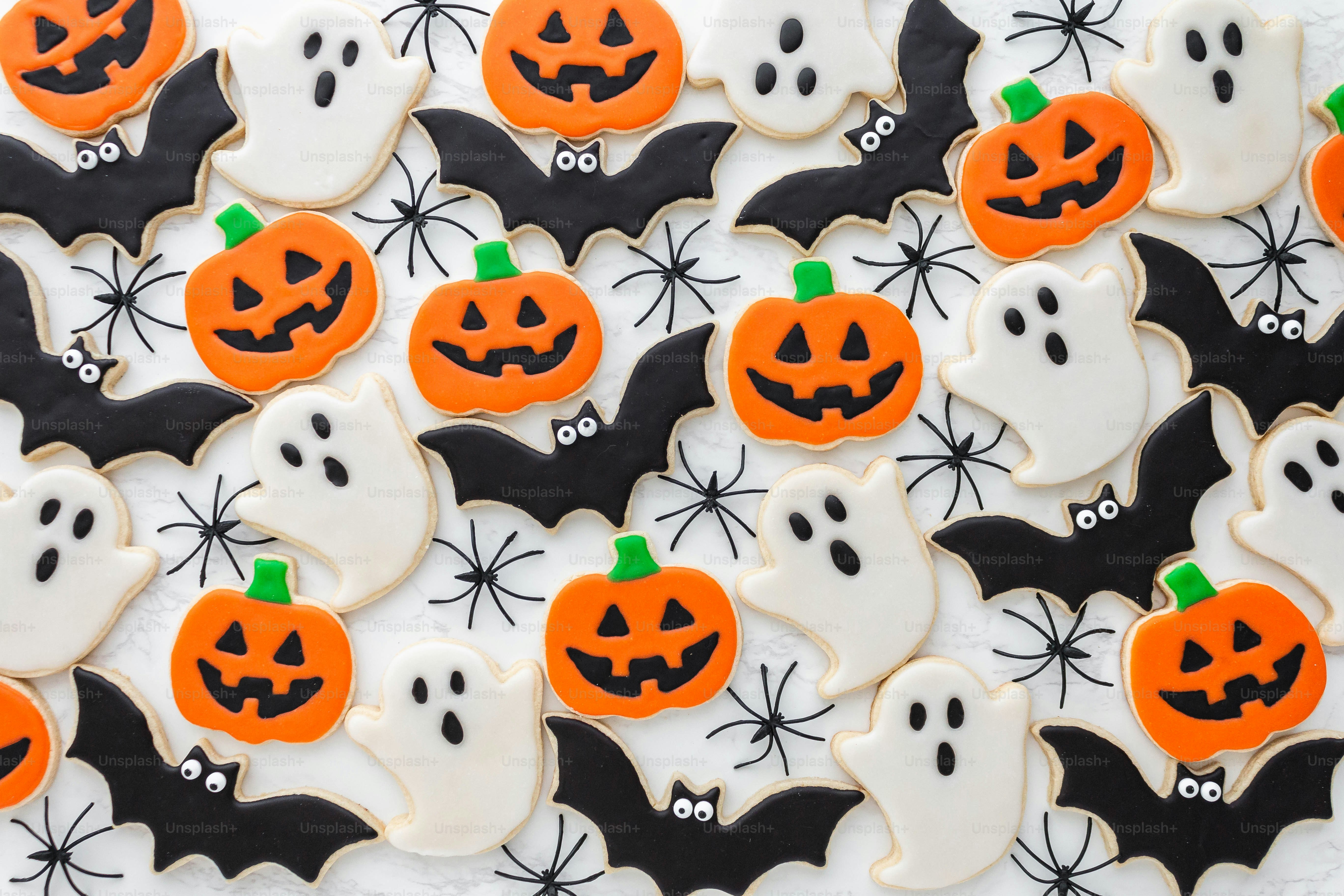 Ein Tisch mit vielen dekorierten Keksen