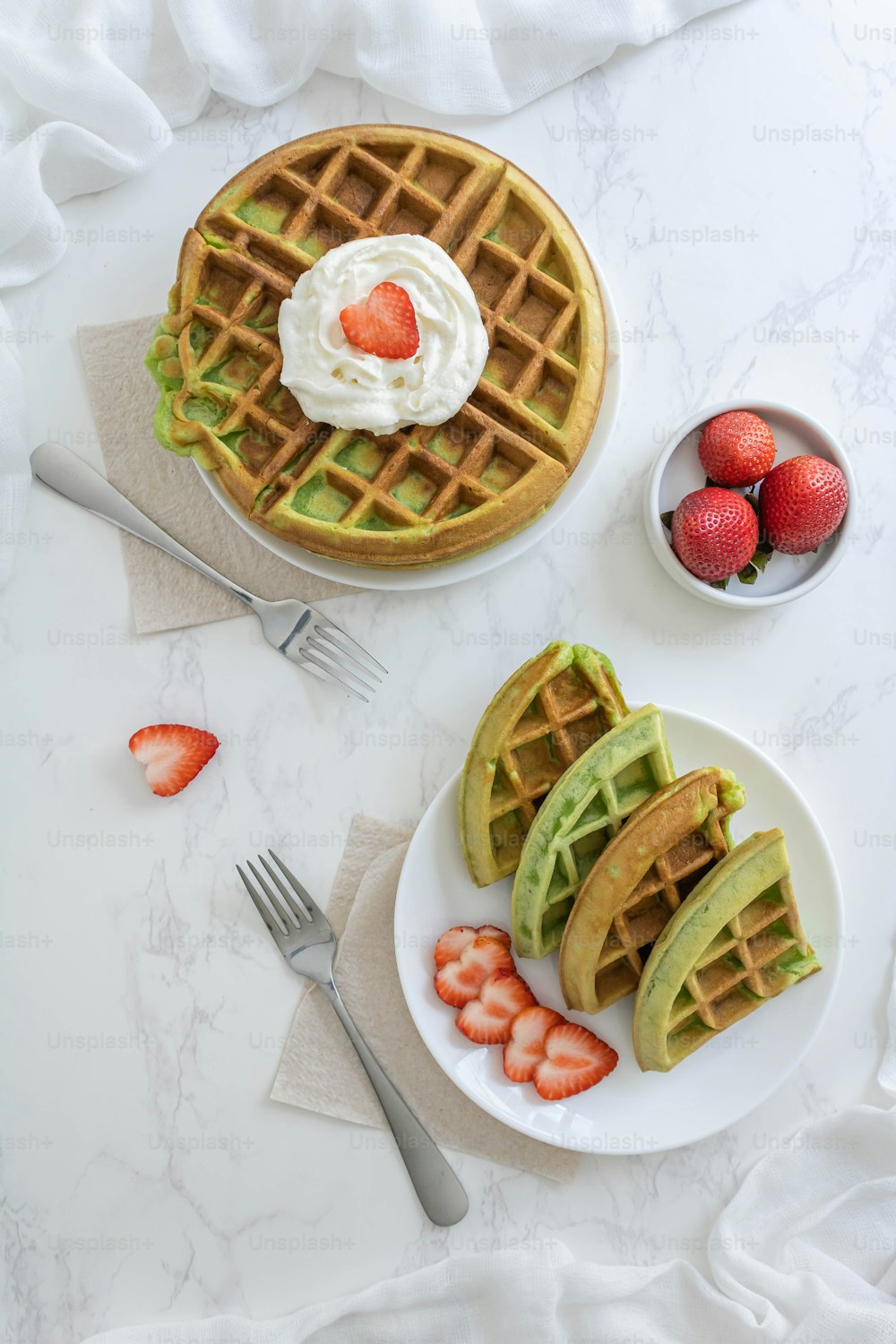 Gaufres aux fraises et crème fouettée dans une assiette