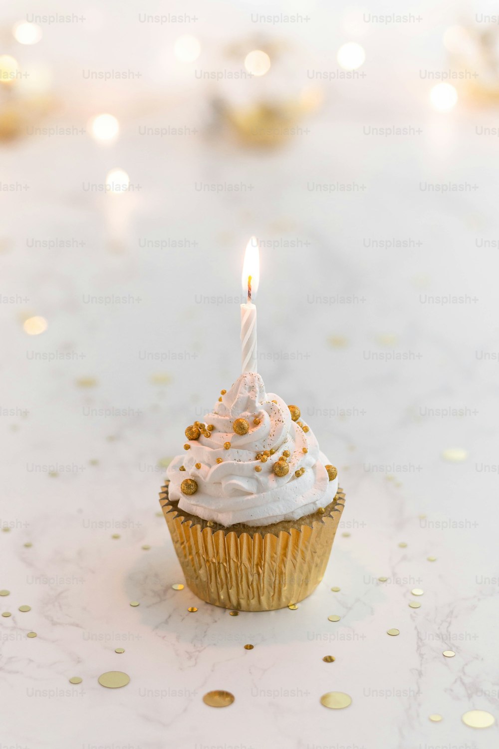 ein Cupcake mit einer brennenden Kerze darauf
