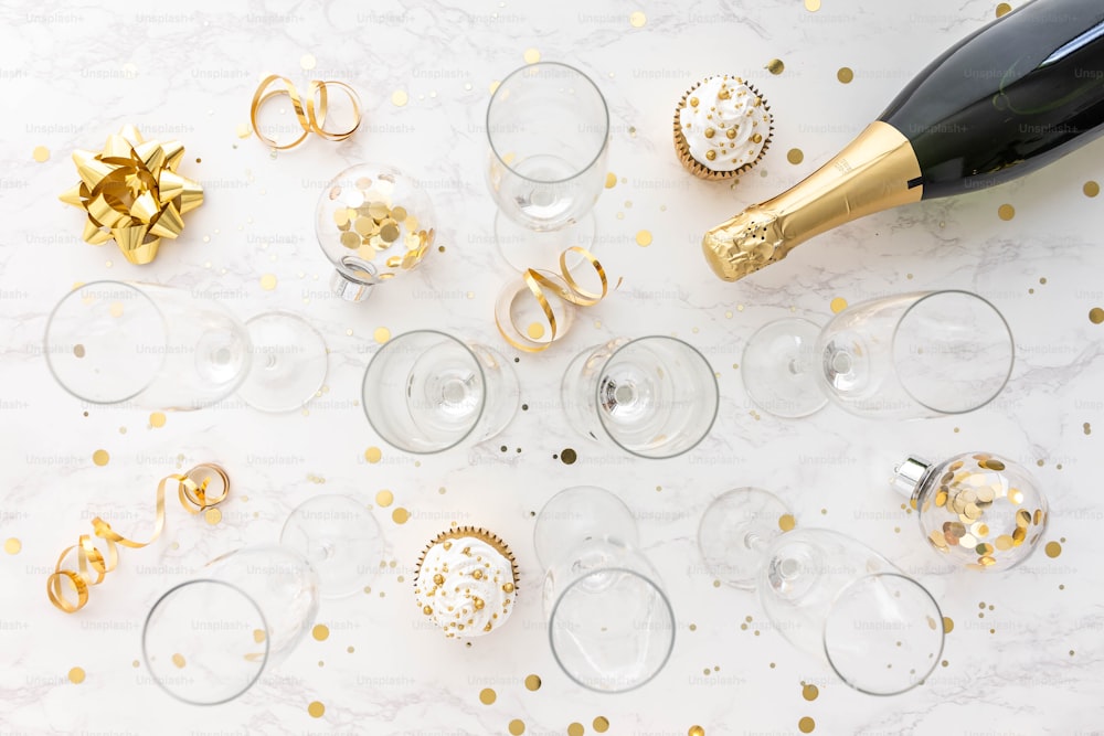 una mesa cubierta con copas y una botella de champán