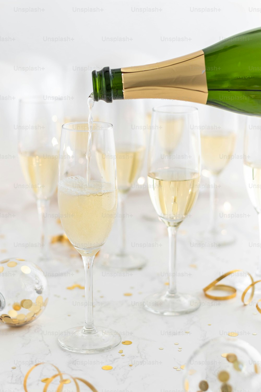 una bottiglia di champagne versata in un bicchiere