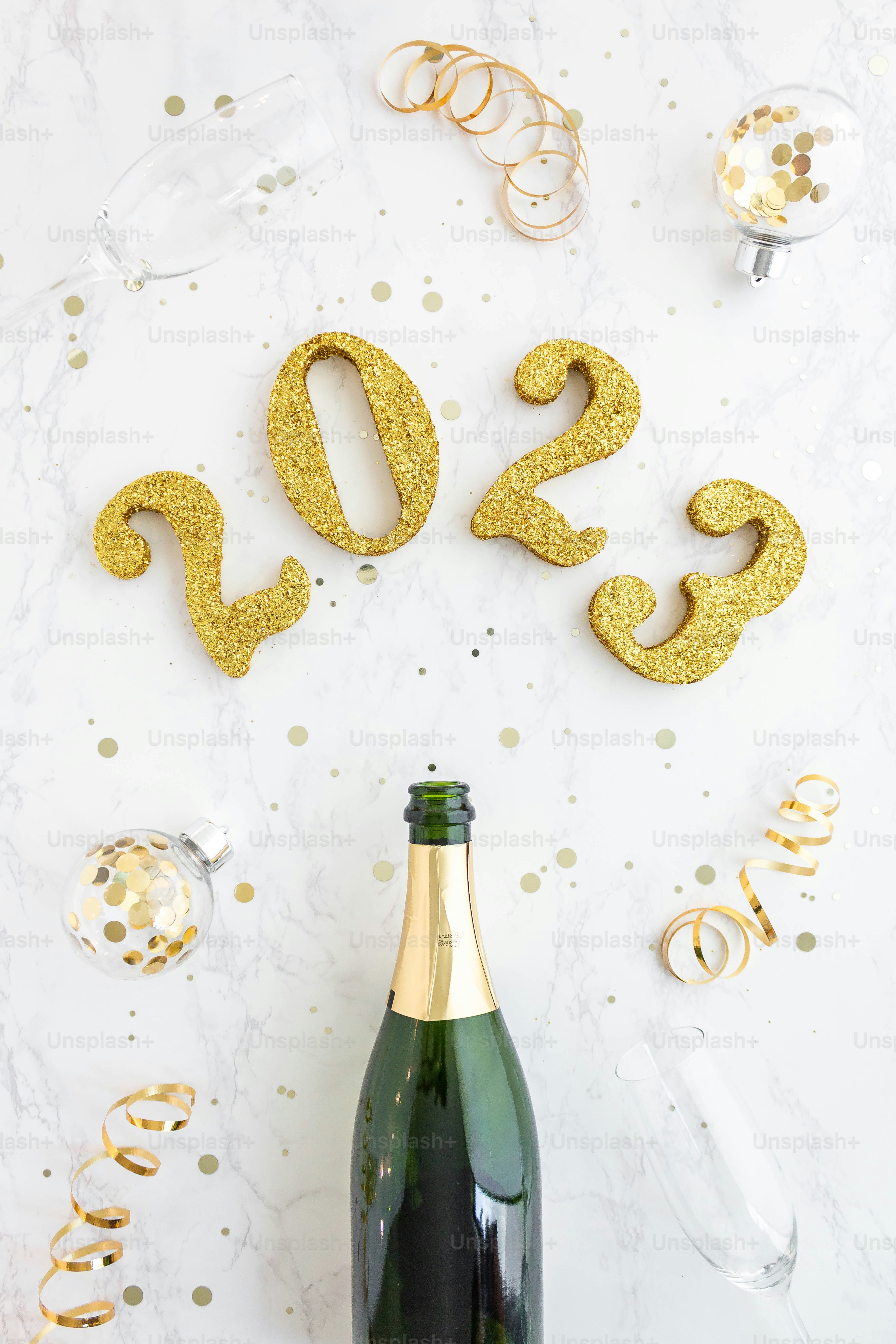 une bouteille de champagne assise à côté d’une bouteille de champagne