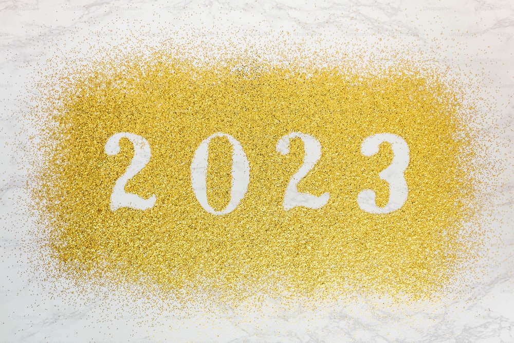 um fundo branco e amarelo com os números de 2013 e 2013