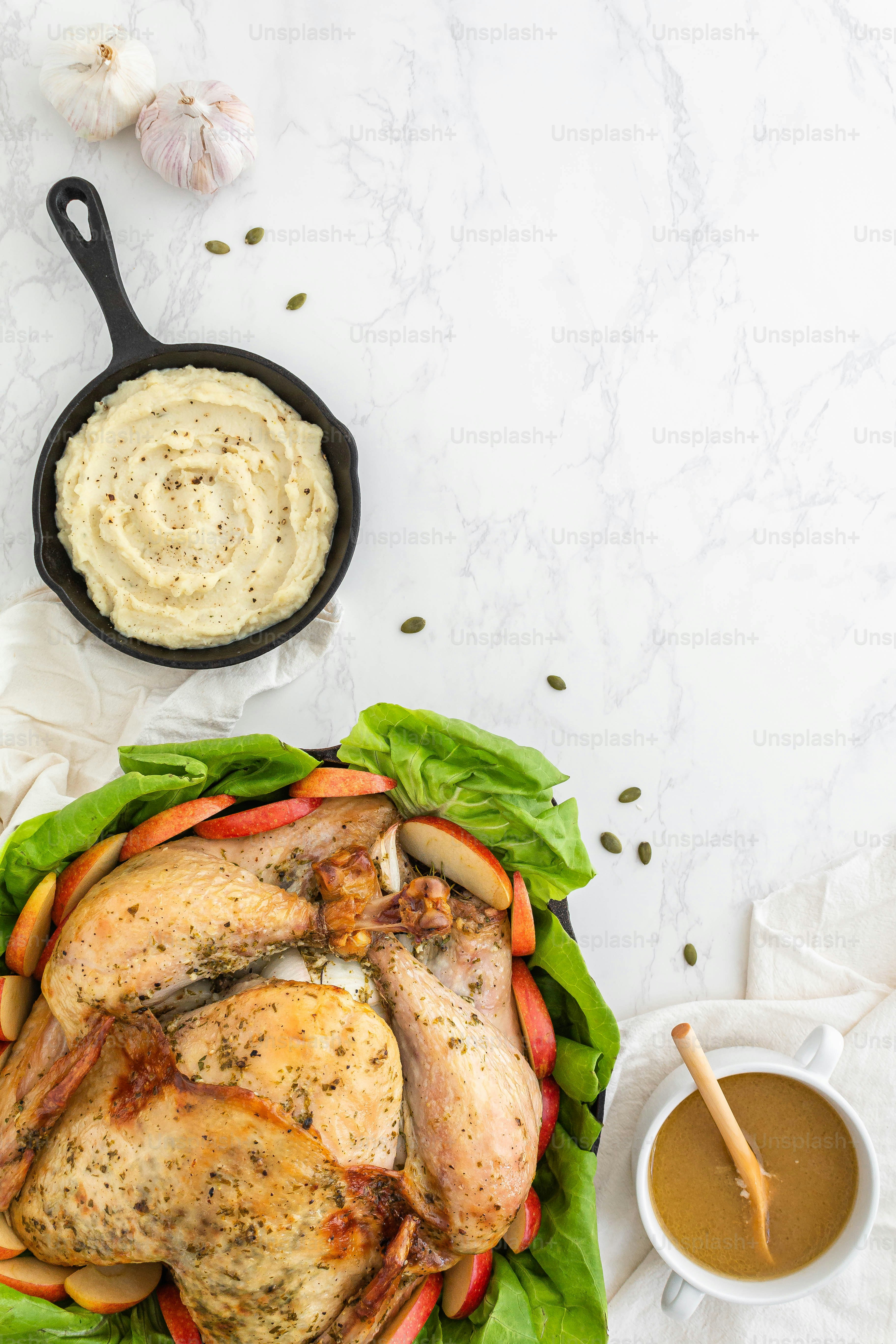 Ein ganzes Huhn auf einem Salatbett neben einer Schüssel Sauce Foto ...