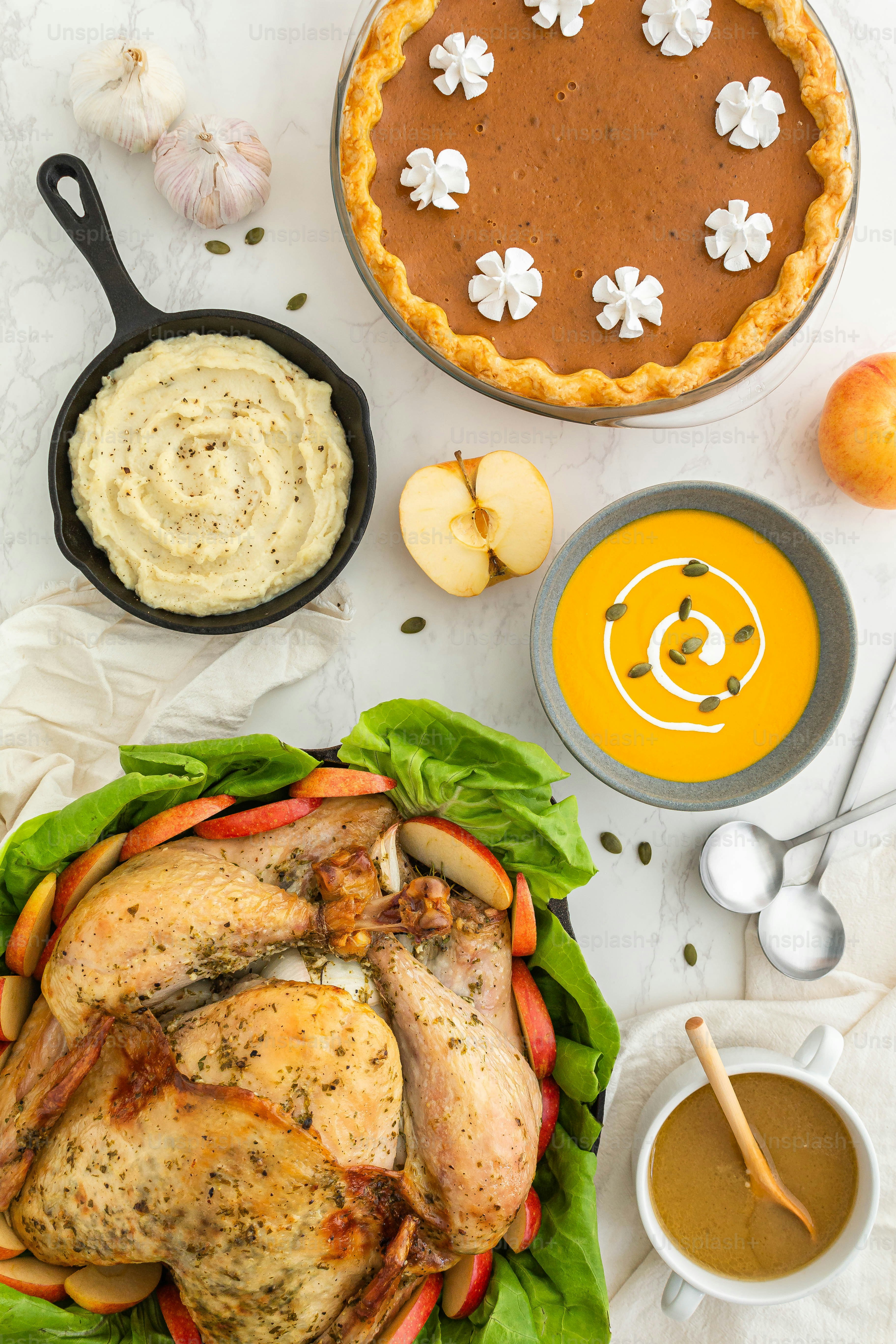 uma mesa coberta com um peru e uma torta