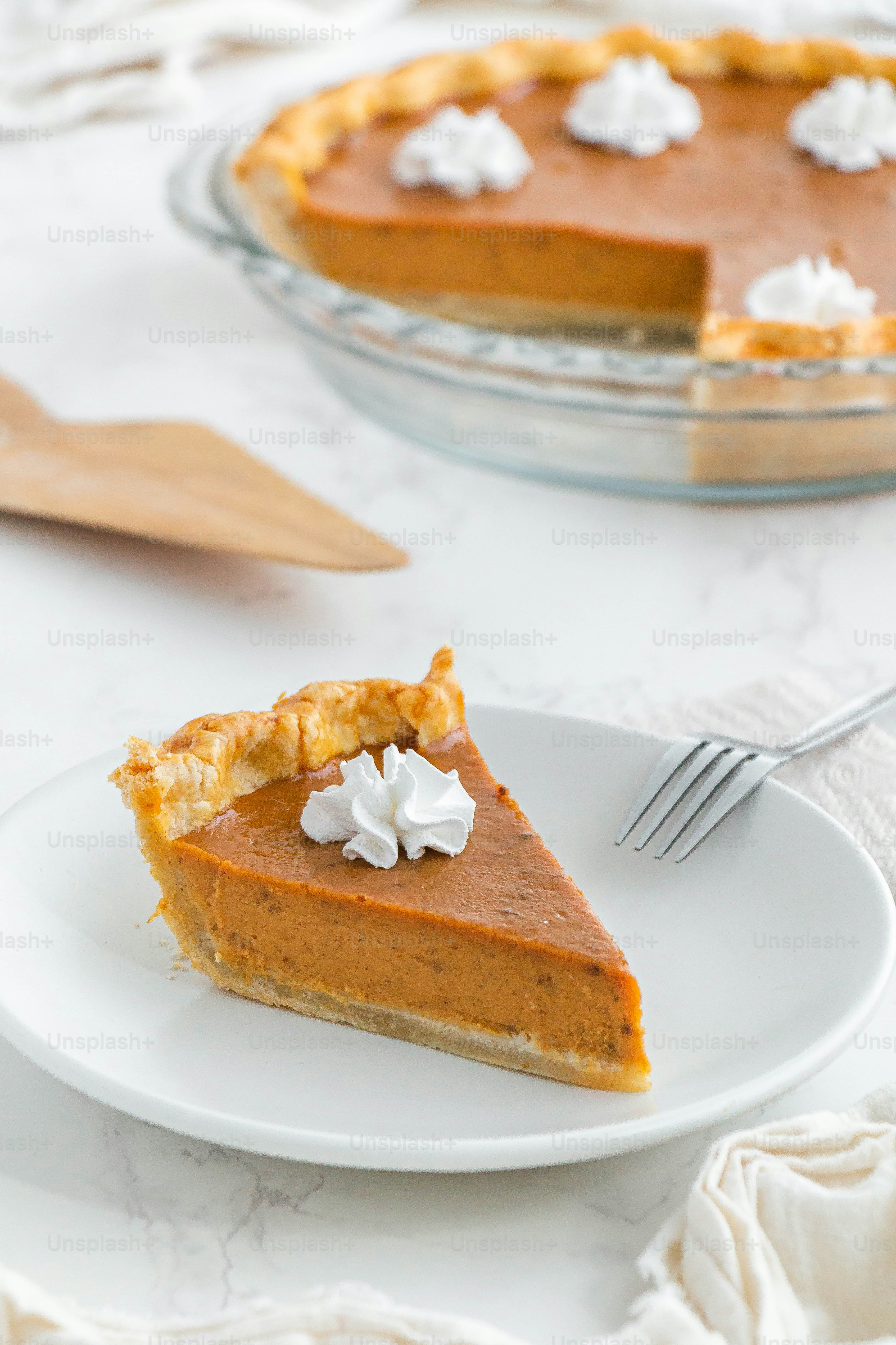 ein Stück Kürbiskuchen auf einem weißen Teller