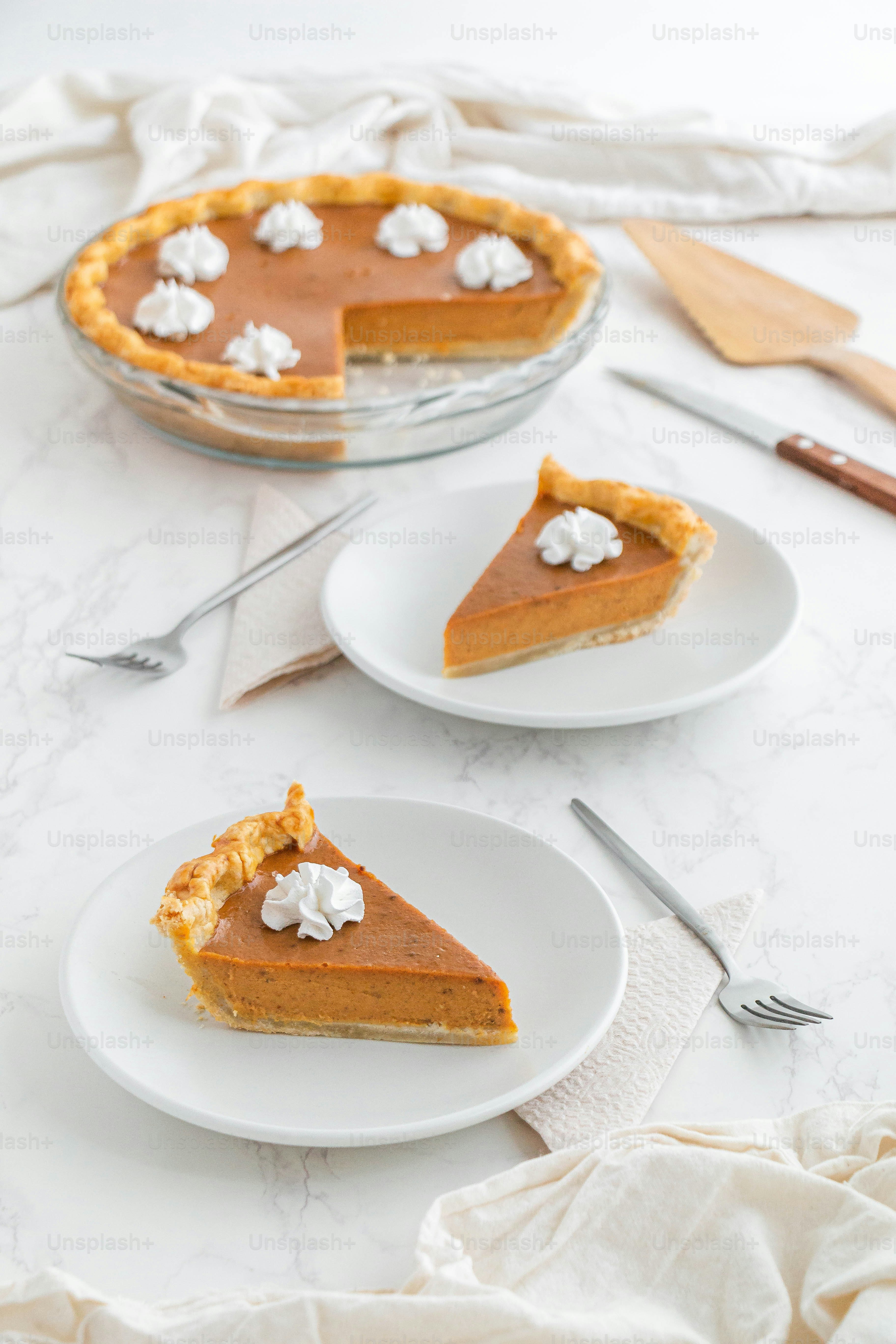 zwei Teller mit Tortenstücken darauf