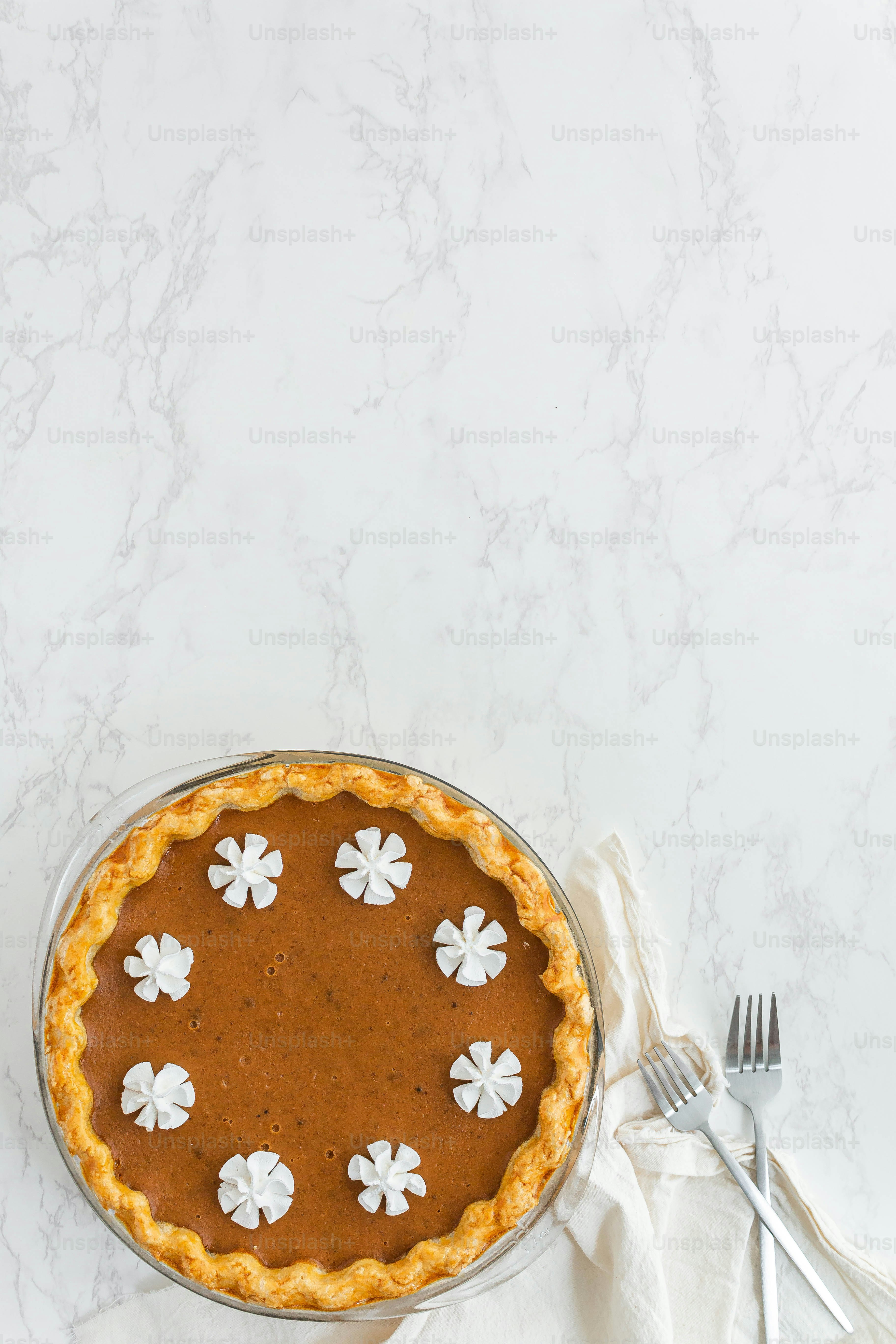 ein Kuchen, der auf einem Tisch neben einer Gabel sitzt