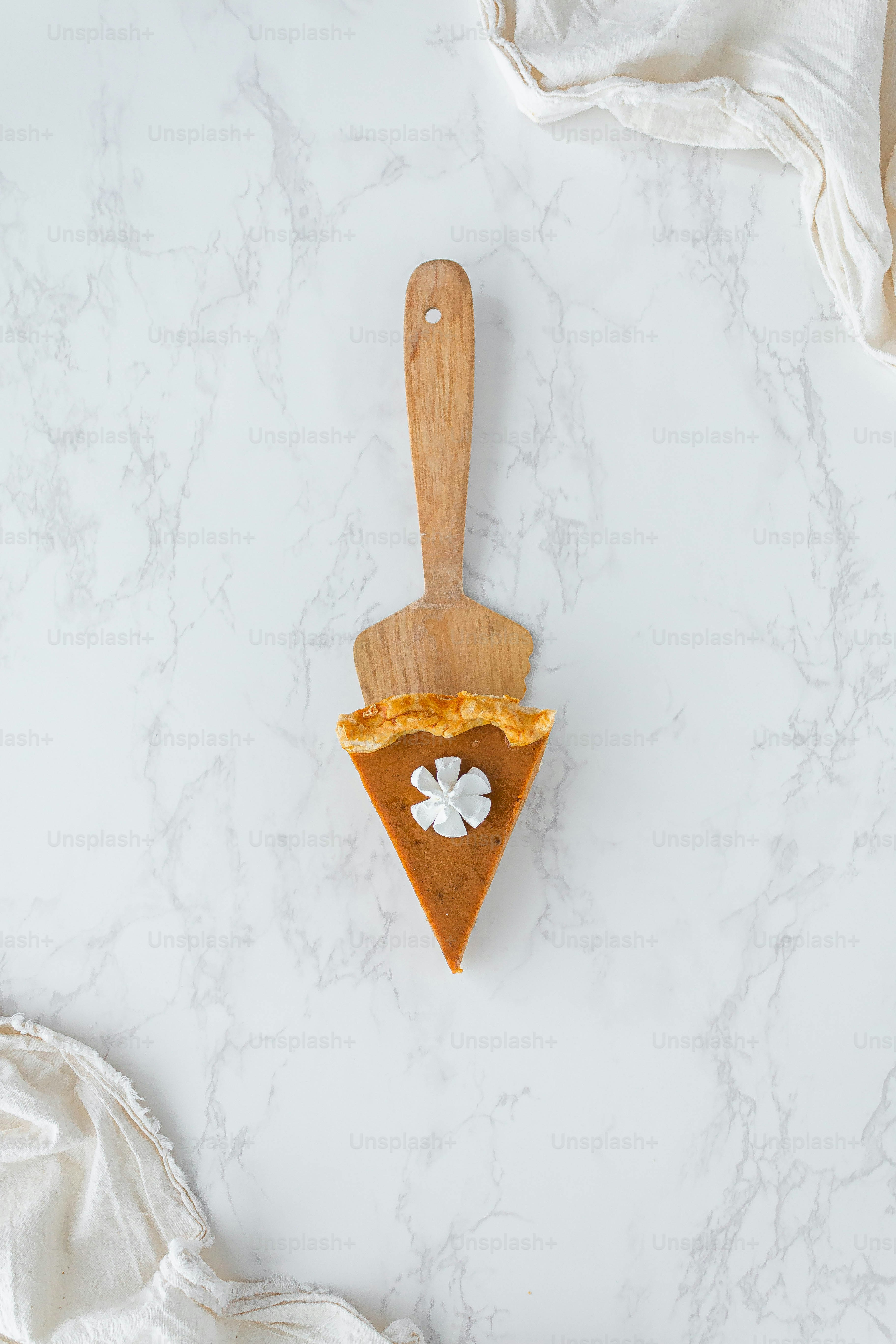 파이 한 조각이 든 나무 주걱