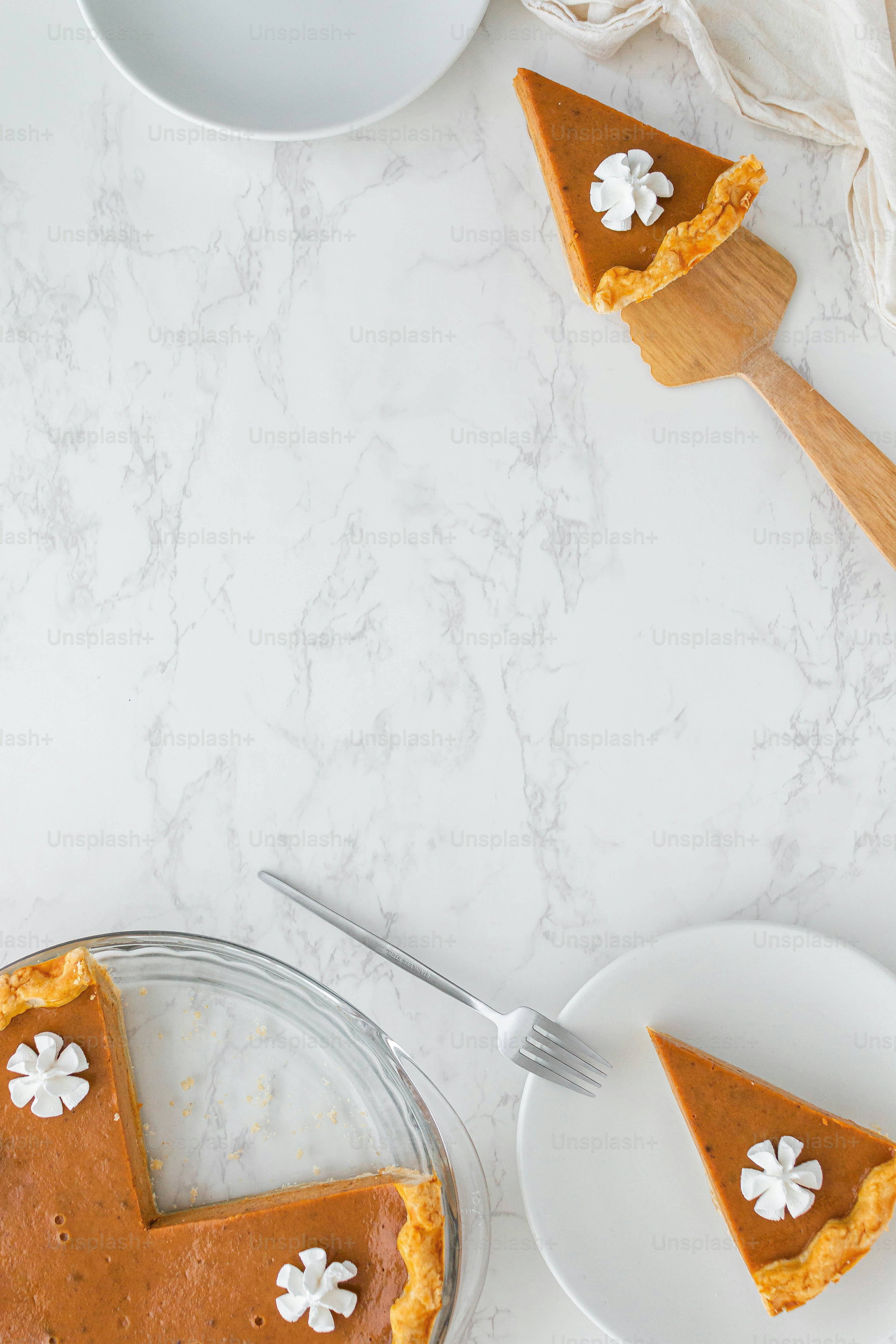 フォークで皿の上のパンプキンパイのスライス